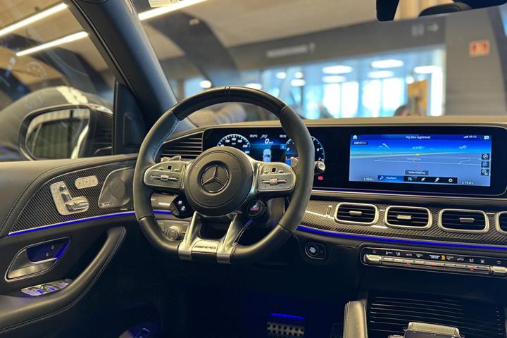 Grå Mercedes GLE63 fra 2022