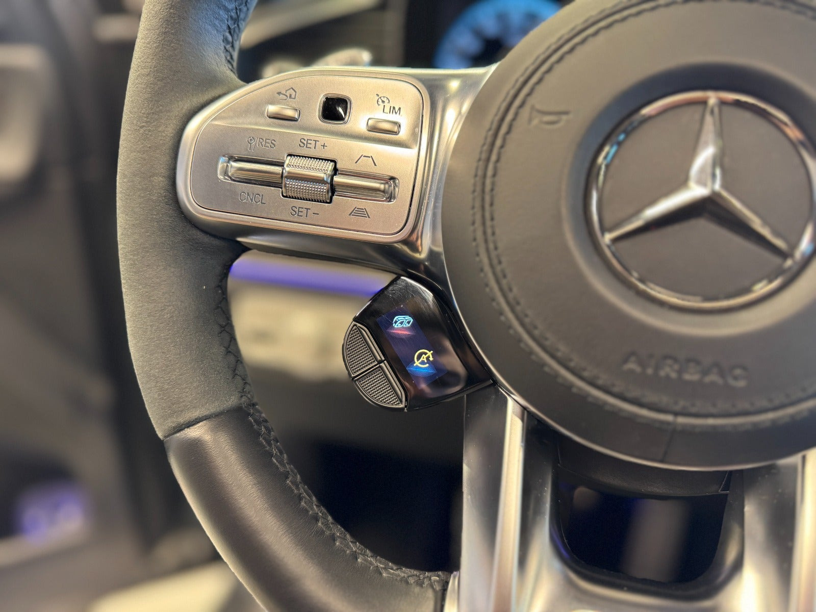 Grå Mercedes GLE63 fra 2022