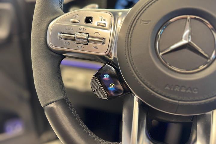 Grå Mercedes GLE63 fra 2022