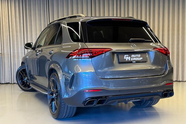 Grå Mercedes GLE63 fra 2022