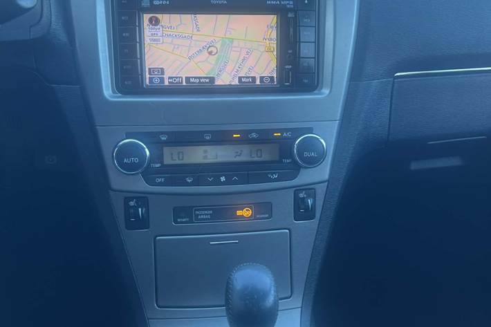 Sort Toyota Avensis fra 2010