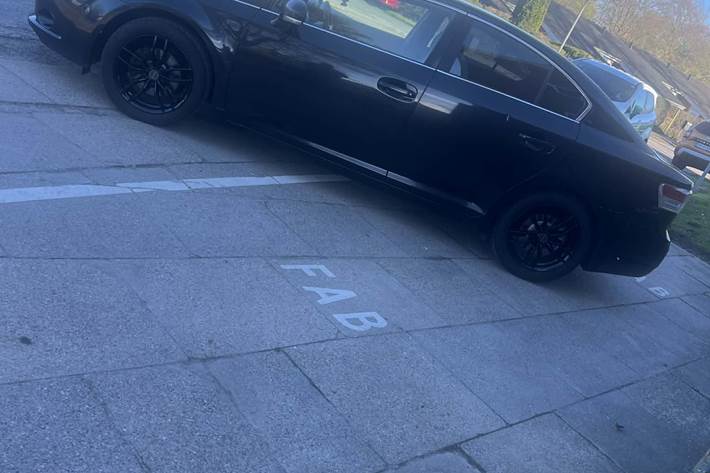 Sort Toyota Avensis fra 2010