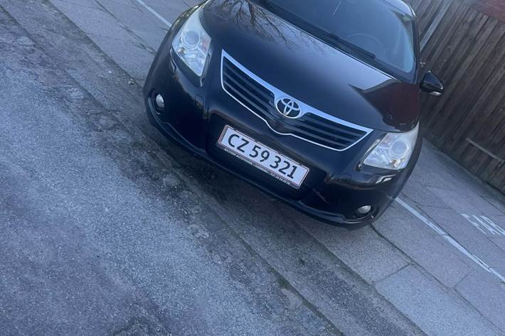 Sort Toyota Avensis fra 2010