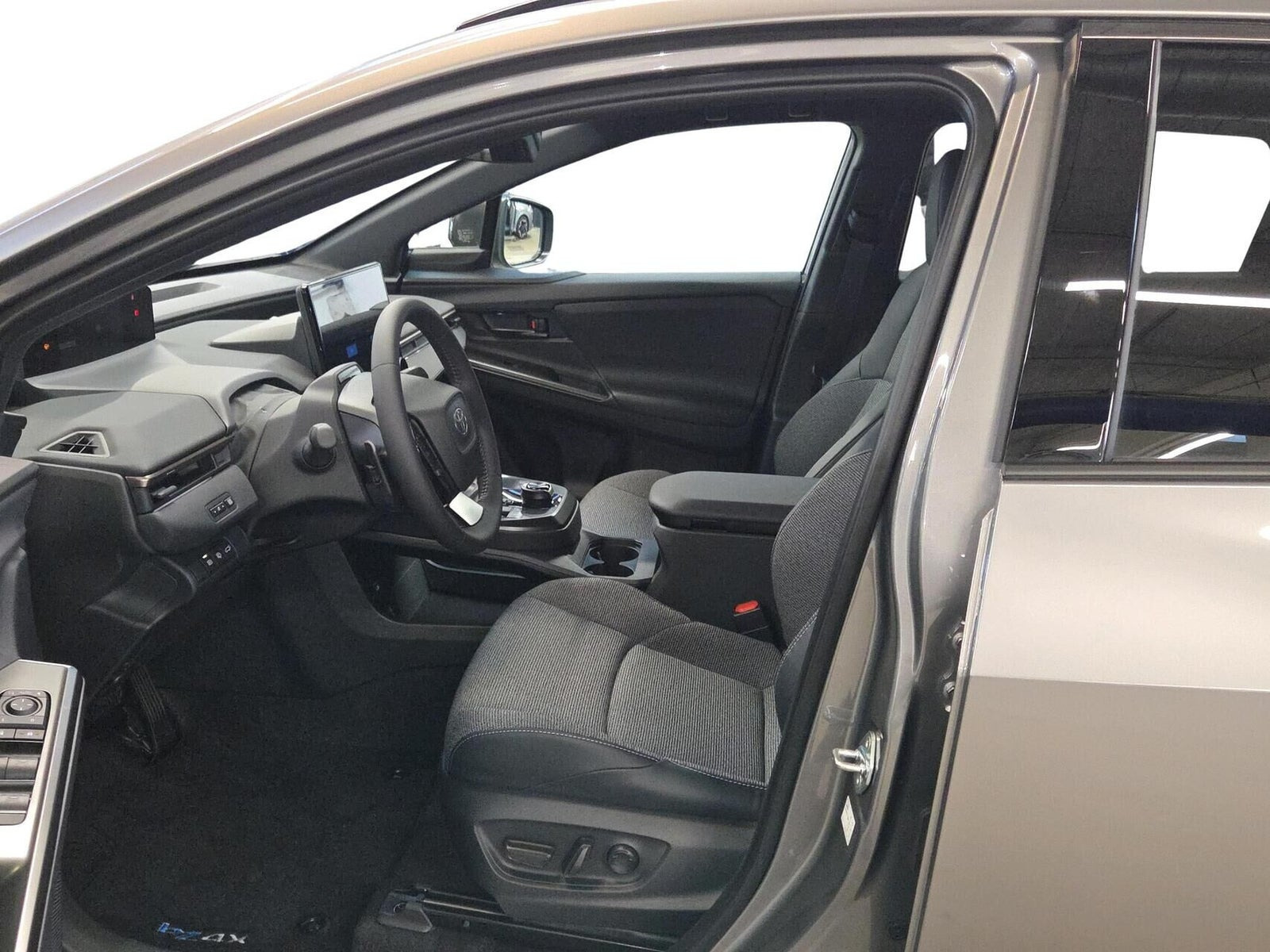 Grå Toyota BZ4X fra 2026