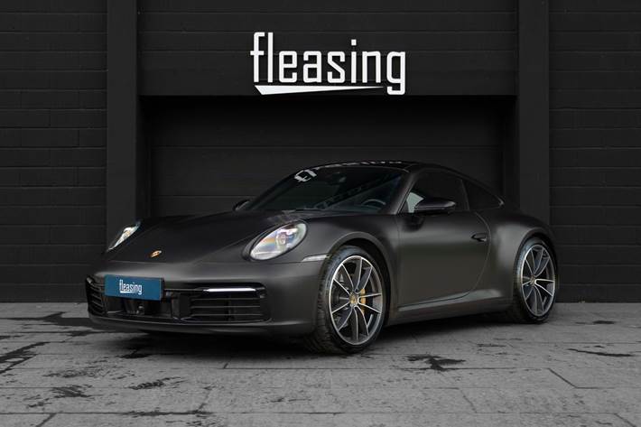 Sort Porsche 911 Carrera S fra 2020 set udefra
