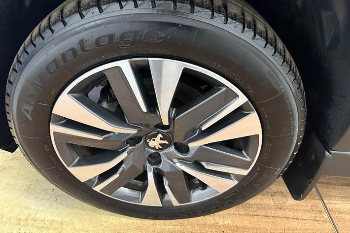 Grå Peugeot 2008 fra 2018