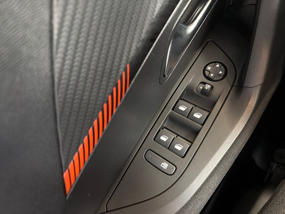 Orange Peugeot 2008 fra 2023