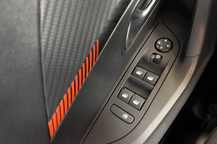 Orange Peugeot 2008 fra 2023