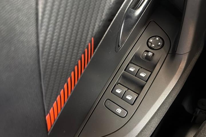 Orange Peugeot 2008 fra 2023