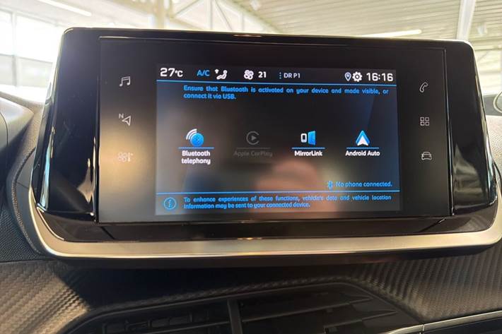 Orange Peugeot 2008 fra 2023