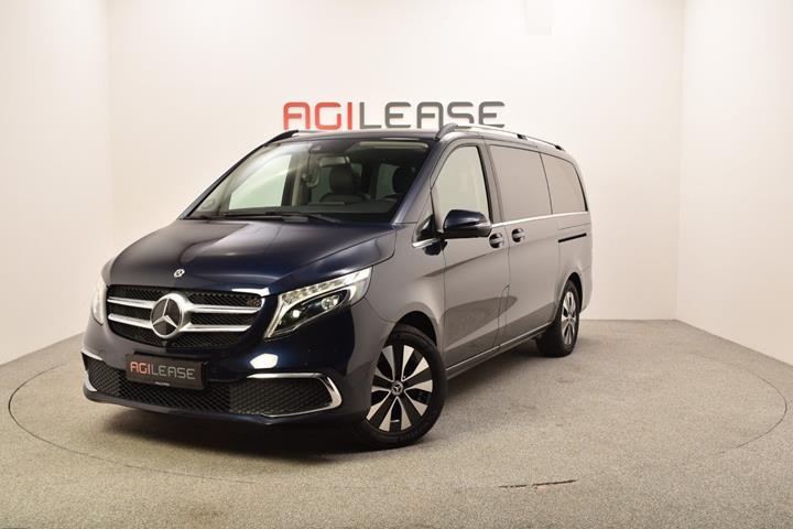 Blå Mercedes V300 d fra 2020 set udefra