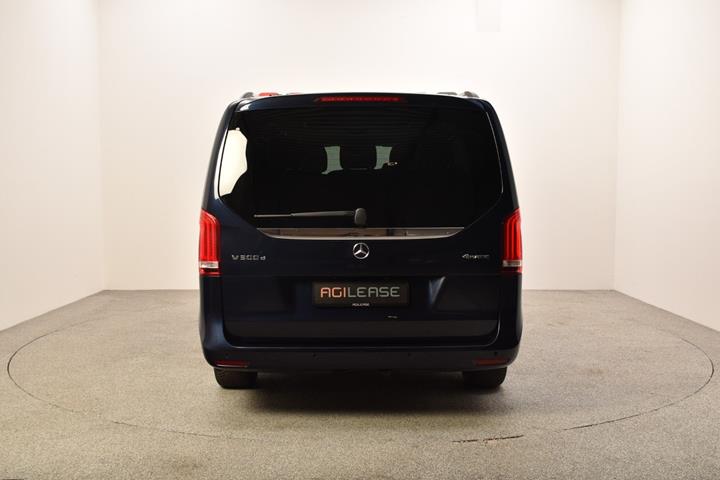 Blå Mercedes V300 d fra 2020
