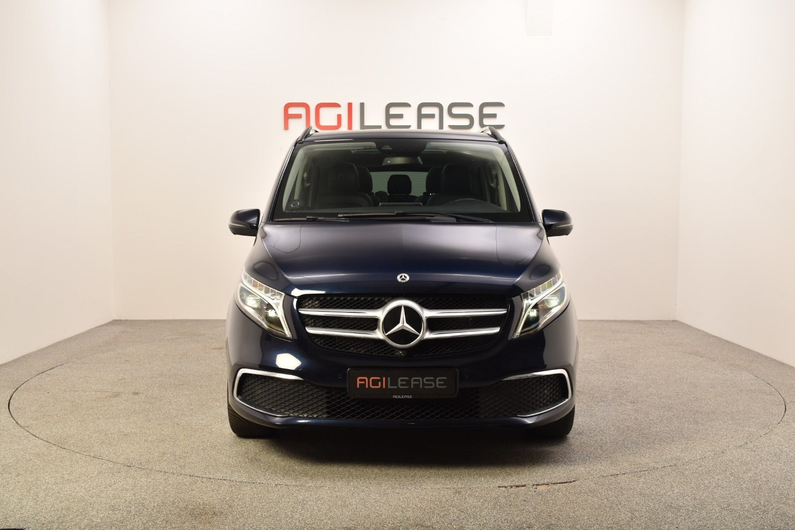 Blå Mercedes V300 d fra 2020