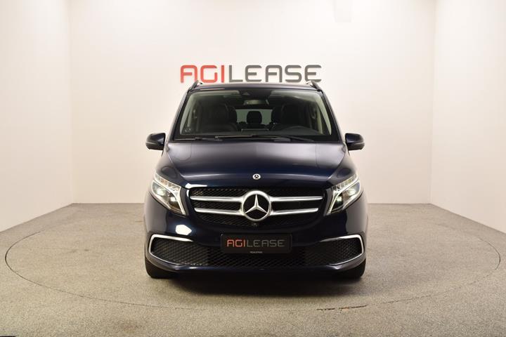Blå Mercedes V300 d fra 2020