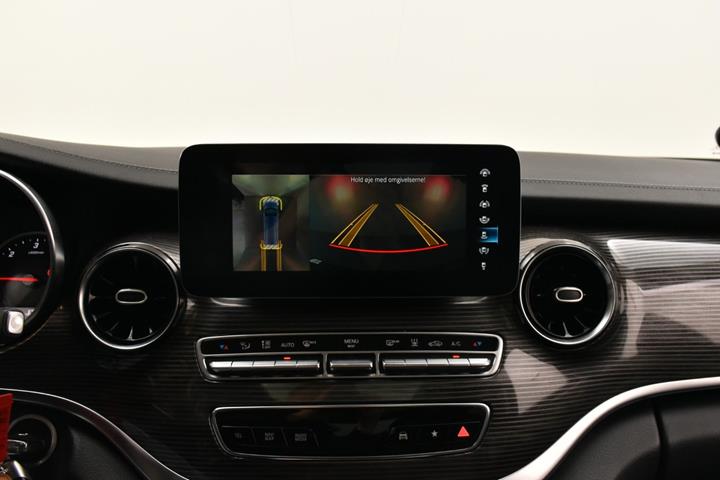 Blå Mercedes V300 d fra 2020