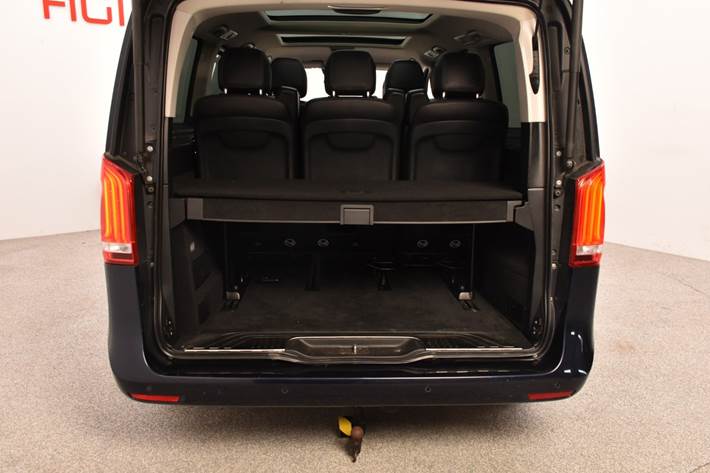 Blå Mercedes V300 d fra 2020