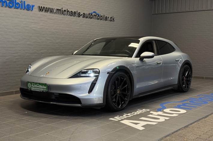 Sølv Porsche Taycan 4 fra 2023 set udefra