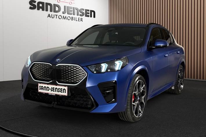 Blå BMW iX2 fra 2026 set udefra