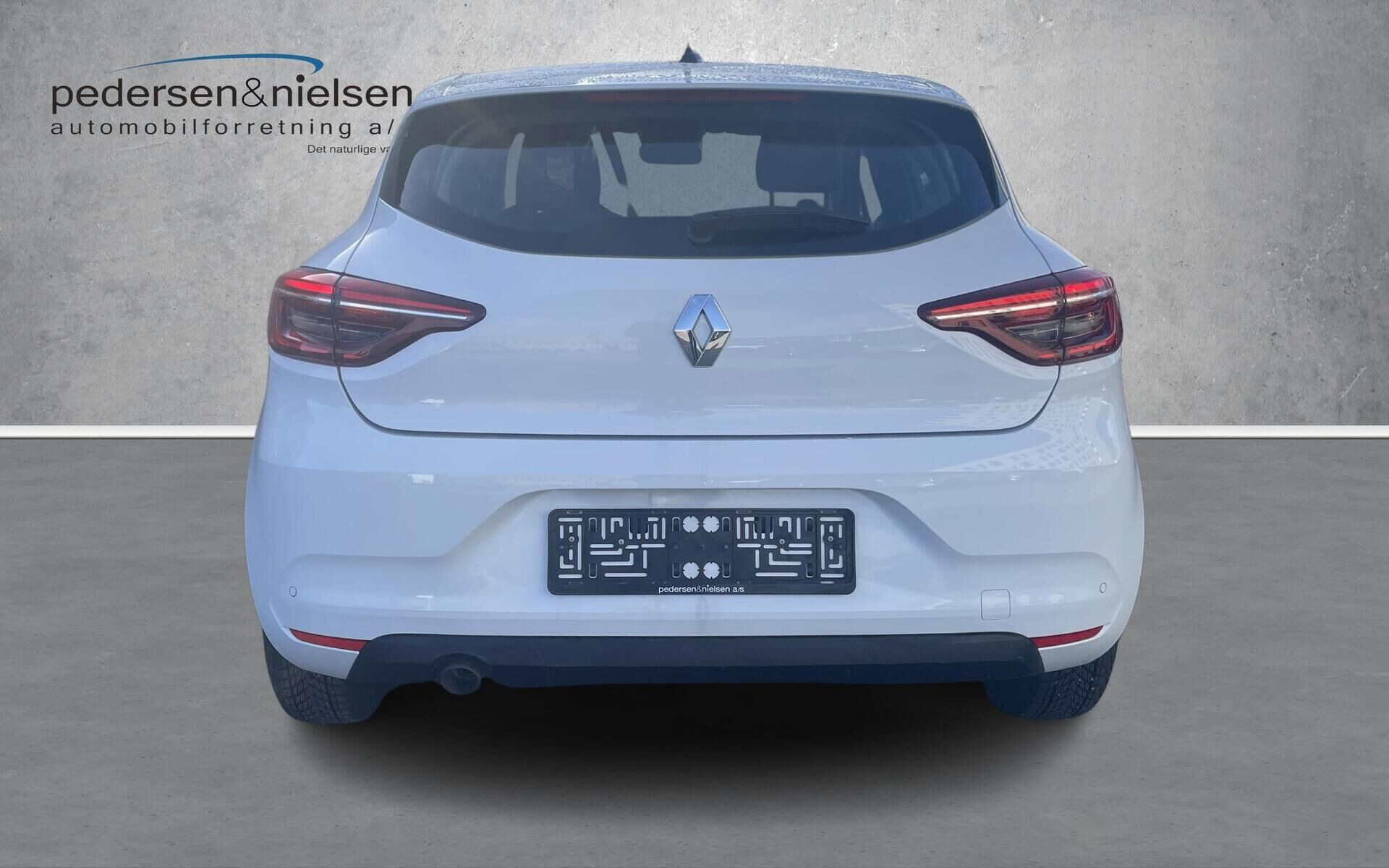 Hvid Renault Clio fra 2023 set udefra