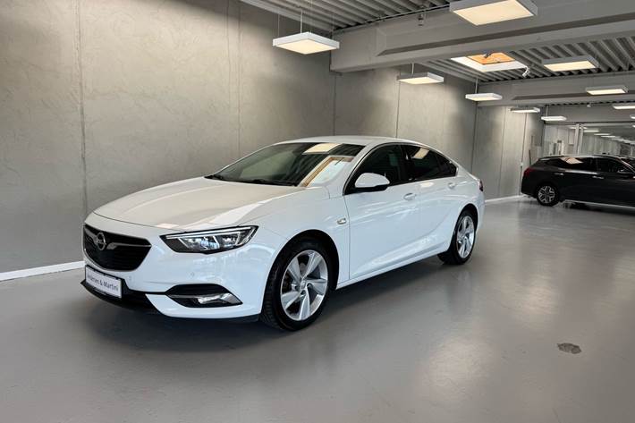 Hvid Opel Insignia fra 2017