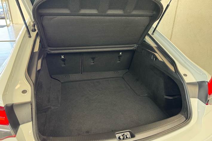 Hvid Opel Insignia fra 2017