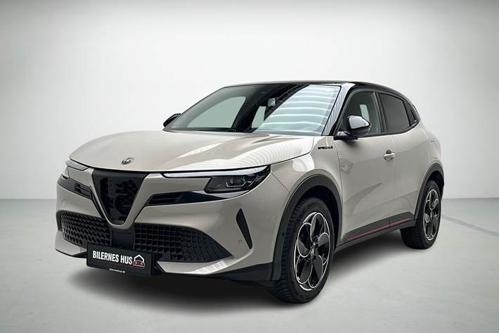 Grå Alfa Romeo Junior fra 2025 set udefra