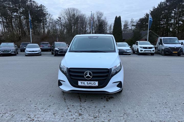 Hvid Mercedes Vito fra 2024 set udefra
