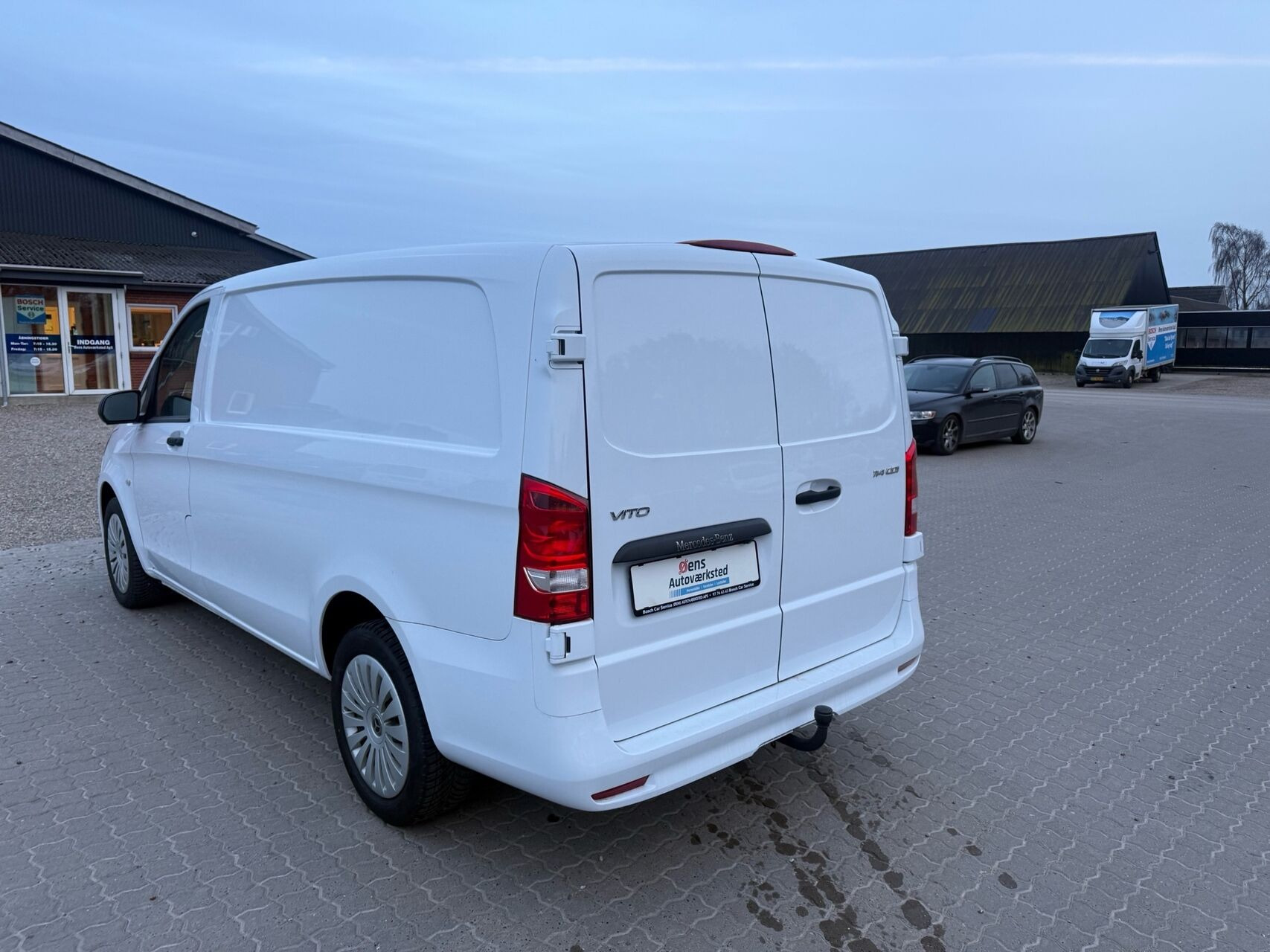 Hvid Mercedes Vito fra 2024 set udefra