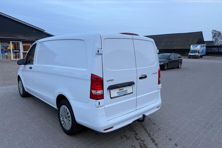 Hvid Mercedes Vito fra 2024 set udefra