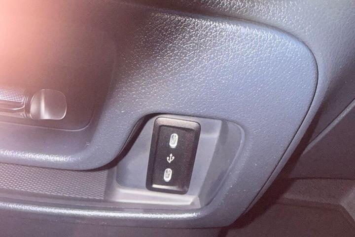 Hvid Mercedes Vito fra 2024 set indefra