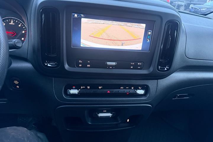 Hvid Mercedes Vito fra 2024