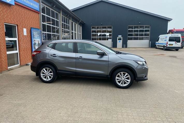 Grå Nissan Qashqai fra 2016