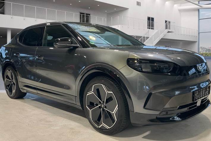 Grå Ford Capri fra 2025