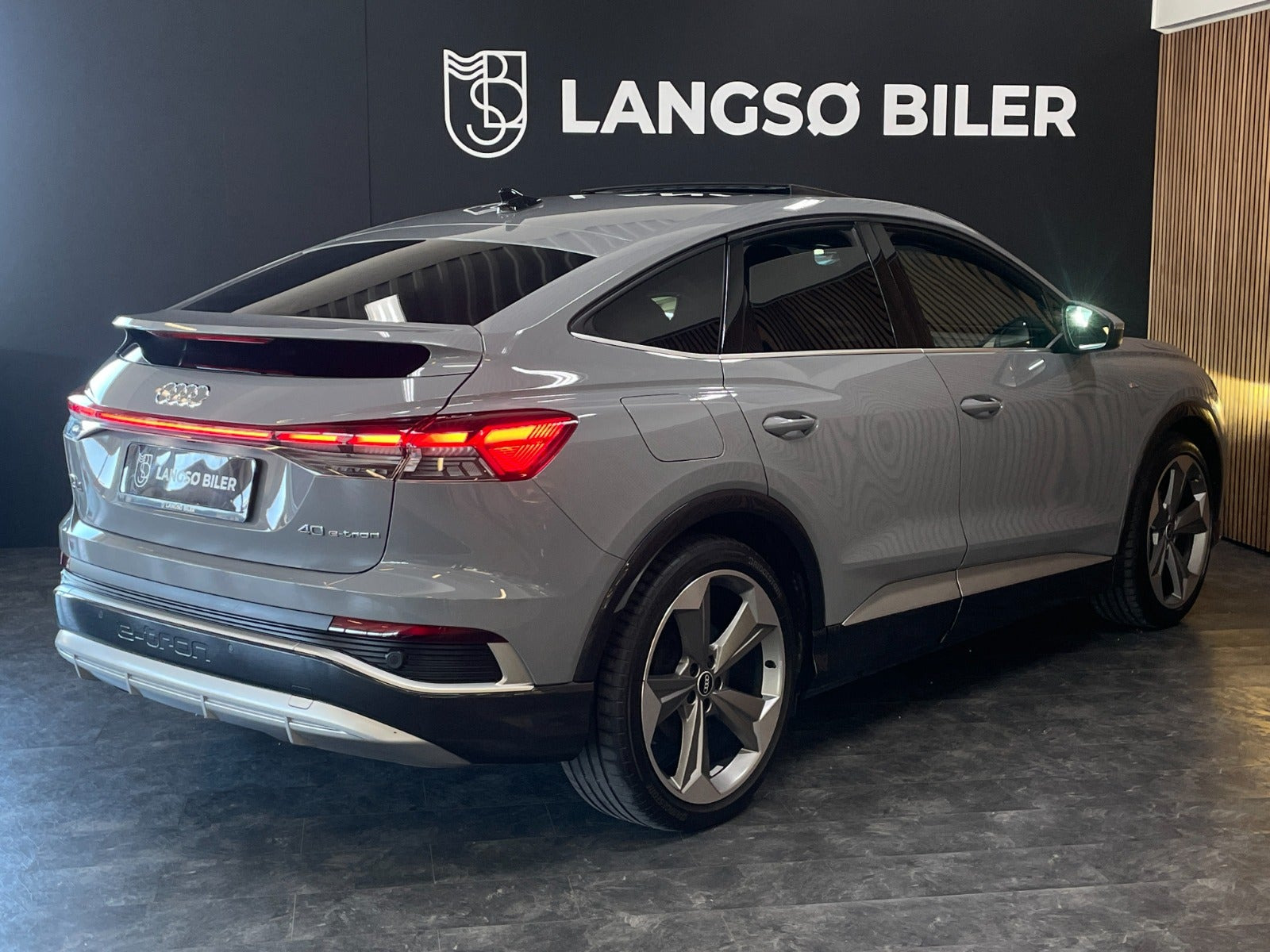Grå Audi Q4 e-tron fra 2022