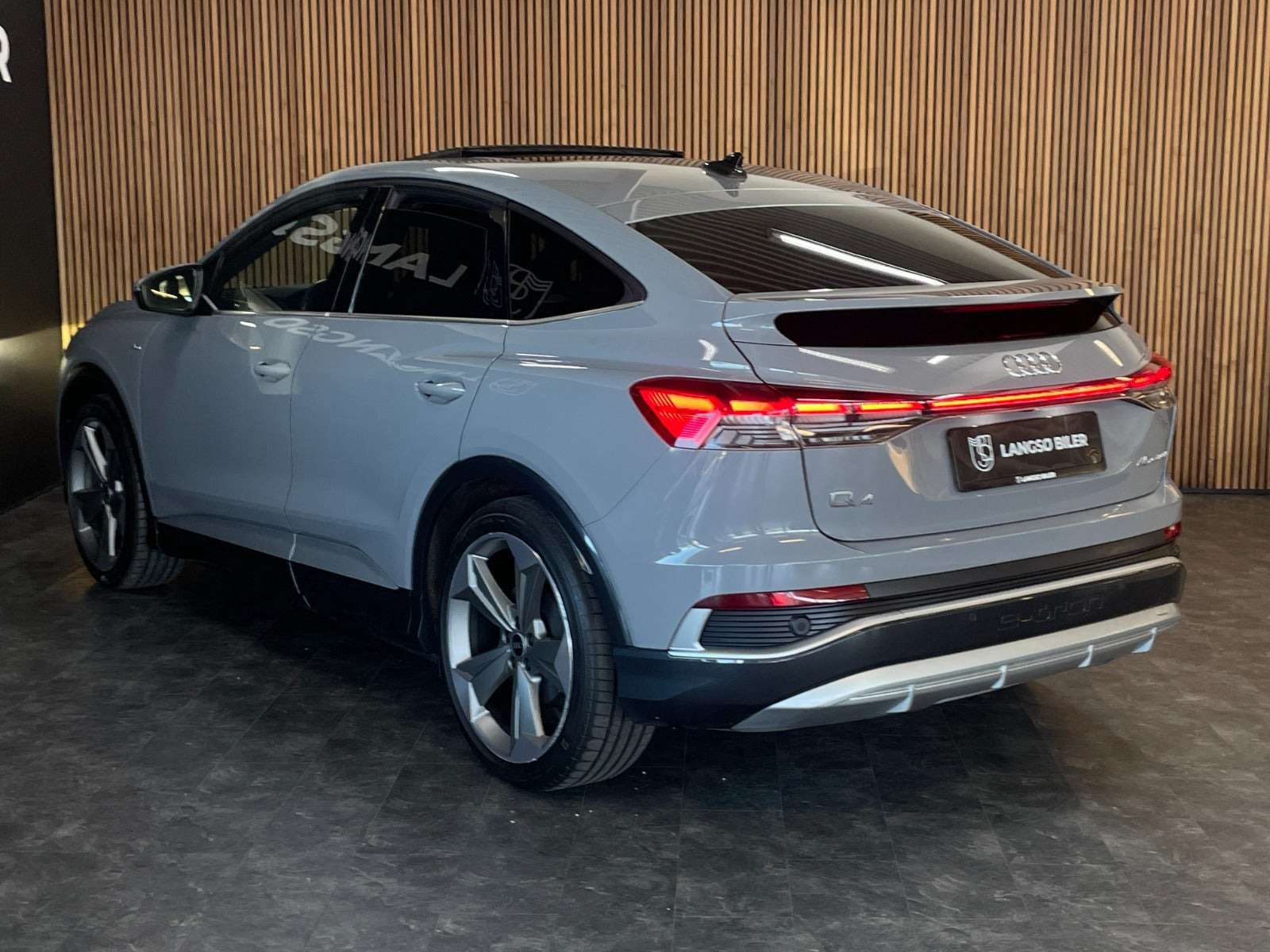 Grå Audi Q4 e-tron fra 2022