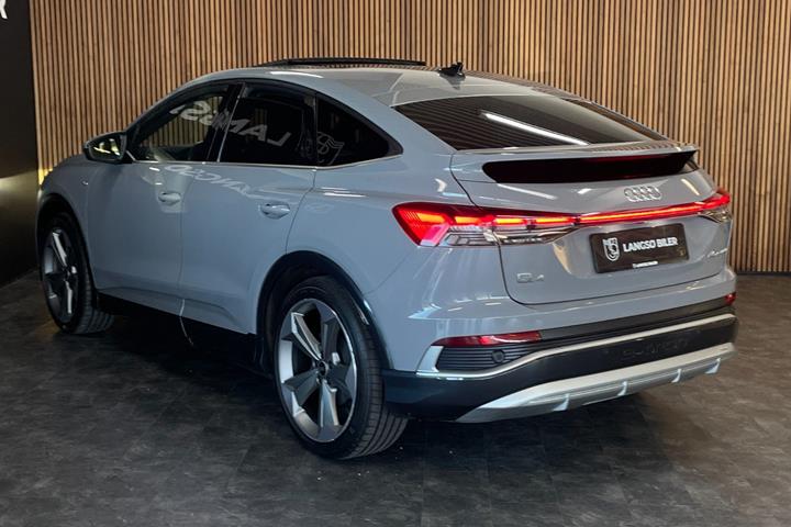 Grå Audi Q4 e-tron fra 2022