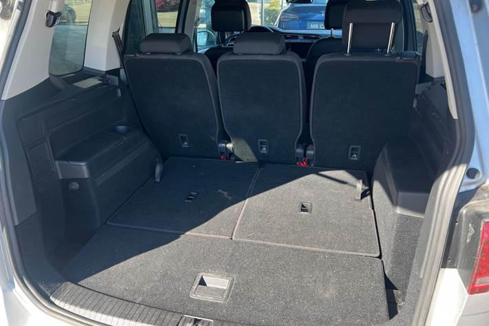 Grøn VW Touran fra 2019