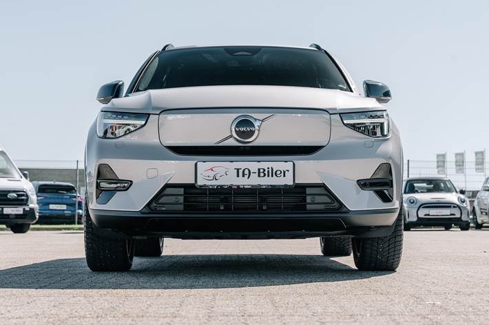 Sølv Volvo XC40 fra 2024