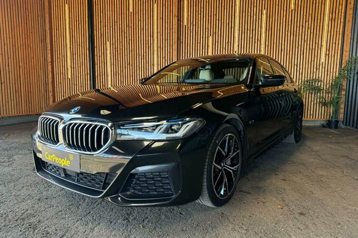 Sort BMW 545e fra 2022