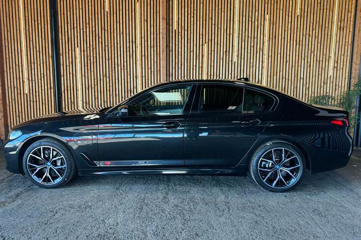 Sort BMW 545e fra 2022