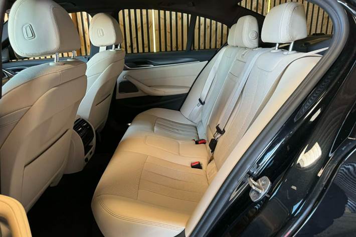 Sort BMW 545e fra 2022