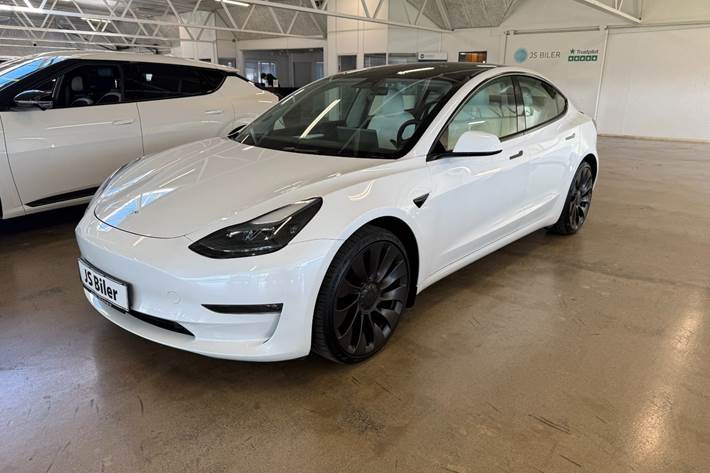 Hvid Tesla Model 3 fra 2023