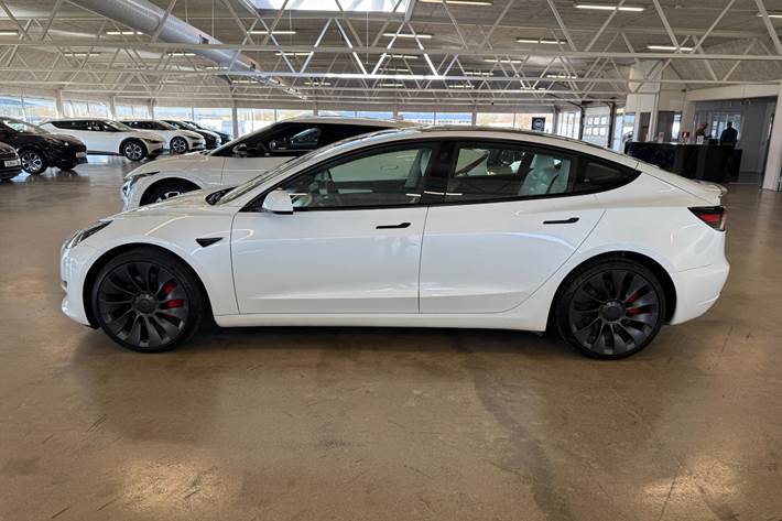 Hvid Tesla Model 3 fra 2023