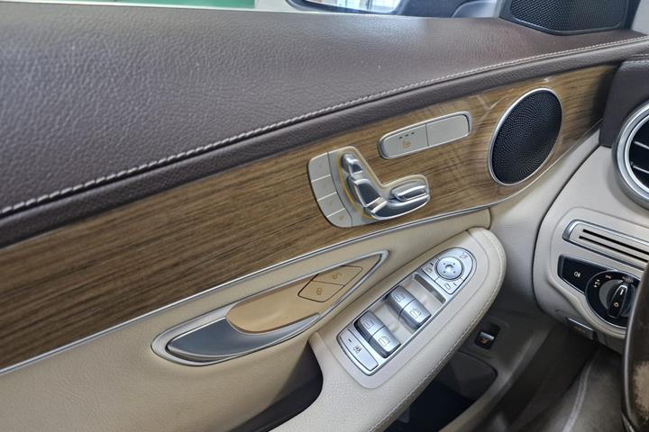 Sort Mercedes C400 fra 2016