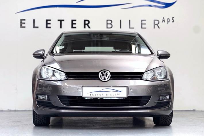 Grå VW Golf VII fra 2014