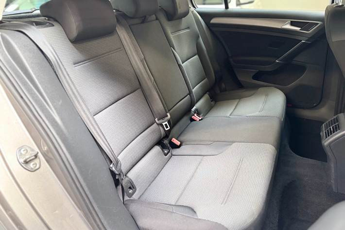 Grå VW Golf VII fra 2014