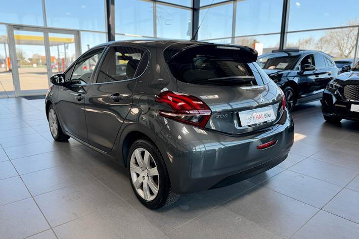 Grå Peugeot 208 fra 2017