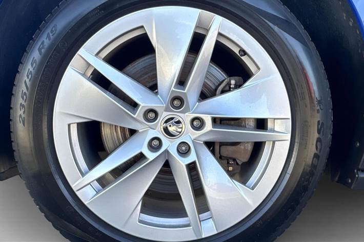 Blå Skoda Enyaq fra 2023