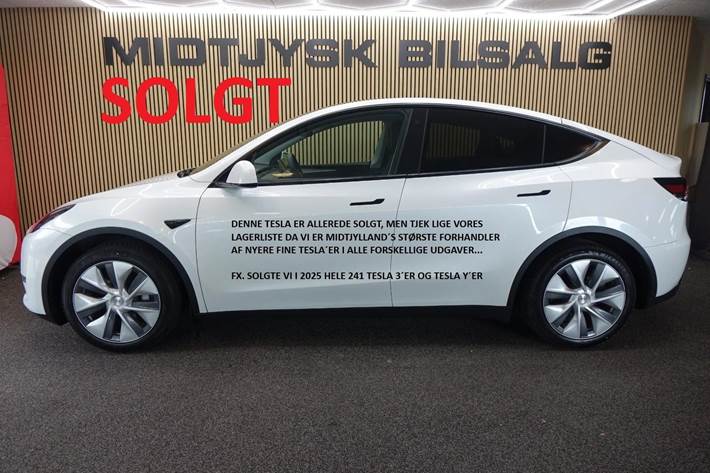 Sølv Tesla Model Y fra 2023