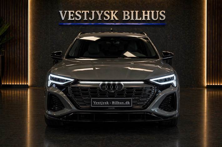 Rød Audi Q8 e-tron fra 2024